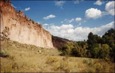 Quel est le nom du lieu codé dans lequel Michael Scofield rejoint son père et Fernando Sucre dans la saison 2 ?