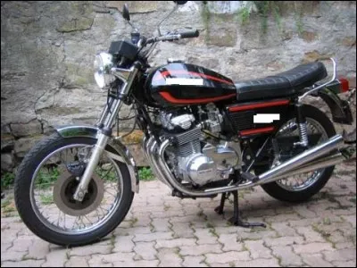 Cette moto est une Honda 500 Four, n'est-ce pas ?