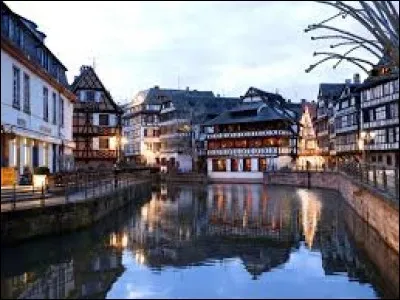Comment s'appelle le quartier pittoresque du centre historique de Strasbourg ?