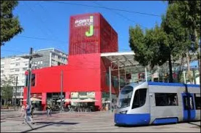 Où se trouve le centre Commercial Porte Jeune ?