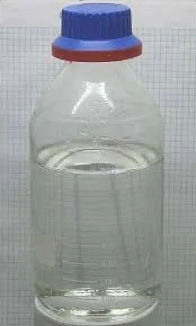 C'est une solution de chlorure d'hydrogène dans l'eau, il s'agit de l'acide...