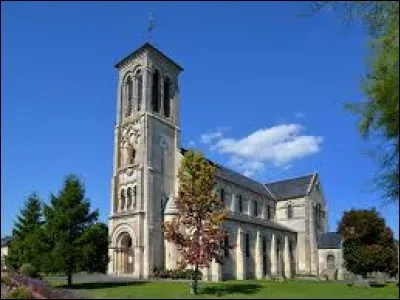 Nous sommes en Normandie devant l'église Saint-Lomer de Courtomer. Commune de la Campagne d'Alençon, elle se situe dans le département ...