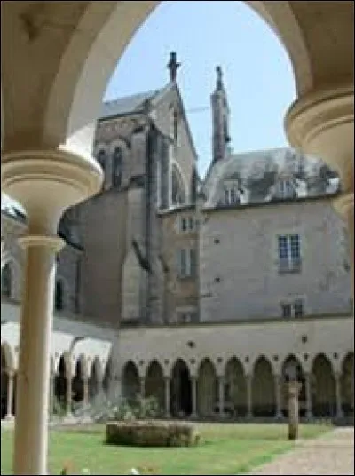 Je vous emmène en Nouvelle-Aquitaine à la découverte du prieuré fontevriste de La Puye. Commune de l'ancienne région Poitou-Charentes, elle se situe dans le département ...