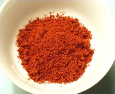 Quel est le nom de cette épice obtenue à partir du fruit mûr séché et moulu du piment doux ?