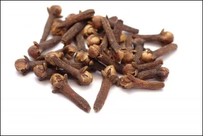 Quel est le nom de cette épice provenant des boutons floraux d'un arbre originaire d'Indonésie ?