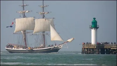 Quelle ville accueille le rassemblement de voiliers appelé "L'Armada" ?