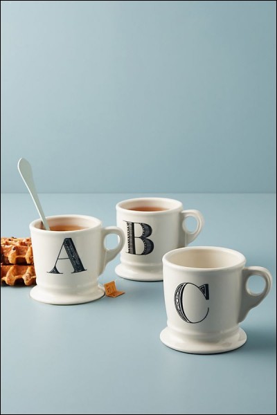 Trouvez une boisson avec l'aide de ces mots cl&eacute;s : caf&eacute;ine, noir, tasse et chaud.