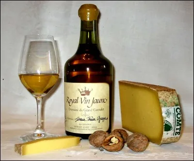Quelle est la contenance d'un clavelin, bouteille de forme spécifique réservée au vin jaune du Jura ?