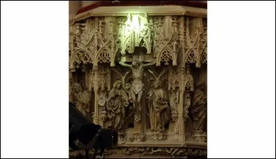 Chaque année, le rayon vert de la cathédrale de Strasbourg illumine, à travers un vitrail, un Christ en pierre du XVe siècle.
Quand ce phénomène se produit-il ?