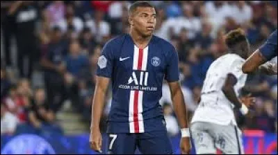 Le joueur de football le plus cher du monde est français, il se nomme Kylian Mbappé.