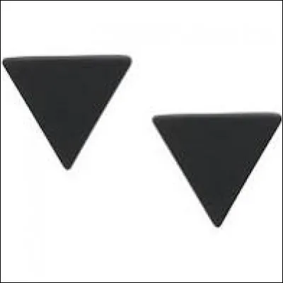 À qui appartiennent ces boucles d'oreilles (portées dans un MV) ?