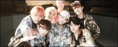 Dans ''Fire'' qui porte une veste marron avec des franges ?