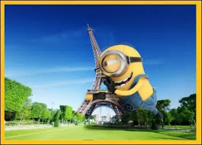 Ce personnage lui fait carrément un câlin ! Où peut-on le voir ?