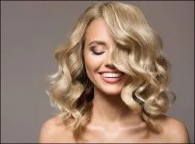 Blague - Comment une blonde fait-elle pour allumer la lumière après avoir fait l' amour ?