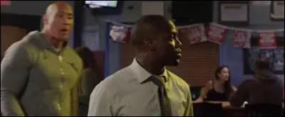 Le mec populaire de l'époque va au bar. Soudain, il rencontre un homme qui lui dit : "Mon pote !". 
Le mec populaire de l'époque lui répond : "Vire tes sales pattes !"
Qui lui parlait ?