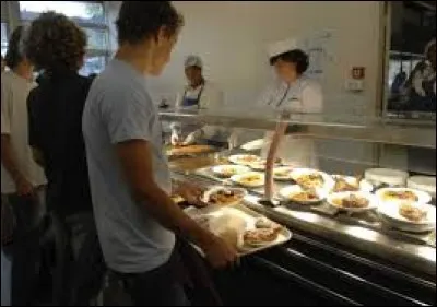 À la cantine, ton pote fait tomber son verre de son plateau et le casse. Que fais-tu ?