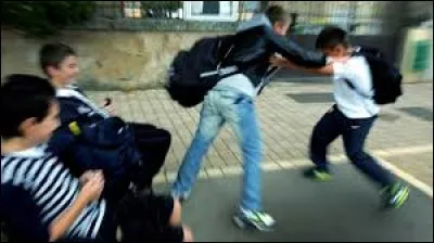 Une tension entre deux camarades de ta classe surgie, ils vont sûrement se battre, que fais-tu ?