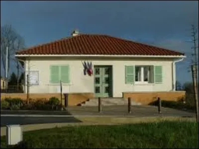 Commune de Nouvelle-Aquitaine, dans l'arrondissement de Confolens, Mazerolles se situe dans le département ...