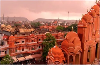 Quelle ville du Rajasthan est surnommée "la Ville Rose" ?