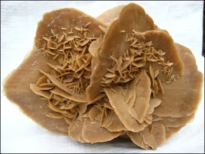 Quel est le nom de cette agglomération de gypse que l'on trouve dans le désert ?