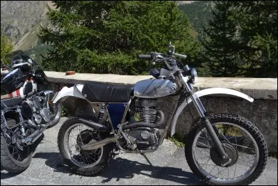 Quelle est la marque de cette moto ?