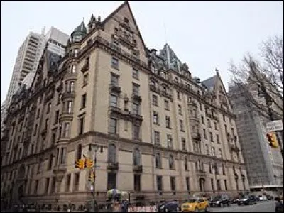 Le Dakota Building est un immeuble situé à New York.