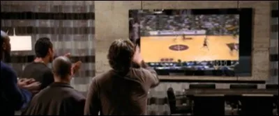 Joe et ses amis regardent un match de basket à la TV mais que programme la petite fille ?