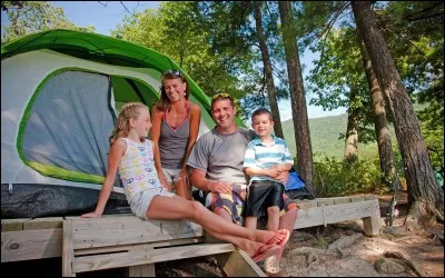 Quel est le nom du personnage interprété par Franck Dubosc dans la série de films "Camping" ?