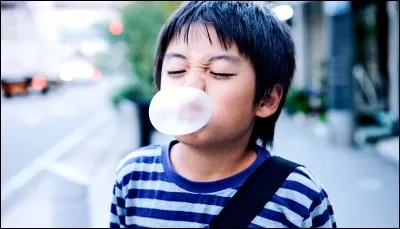 Mon chewing-gum n'a plus de goût, pas de poubelle à l'horizon. Je ...