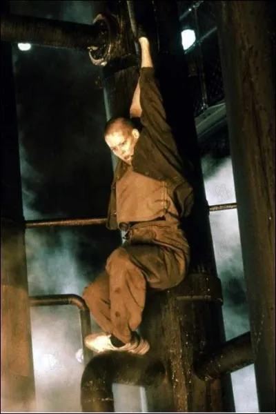 Elle est rase et sportive dans ...