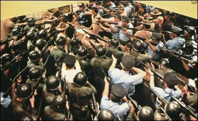 A quel film appartient cette réplique : "Va chier Sarah, si y'avait pas tous ces flics de merde, j'te cracherais à la gueule !" ?