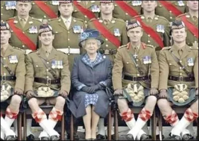 Coluche 1 faux : En Ecosse un homme a été arrêté pour attentat à la pudeur, parce qu'il s'épongeait ... avec son ... !