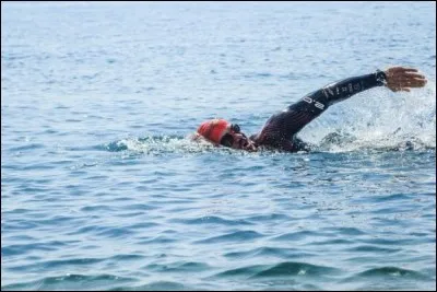 La natation est la première épreuve d'un triathlon.
