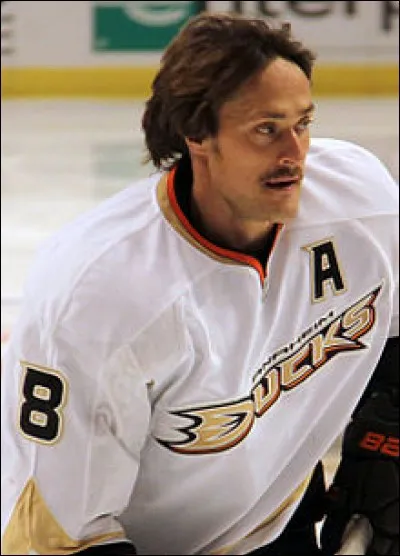 En quel sport le joueur finlandais Teemu Ilmari Selänne est-il professionnel ?
