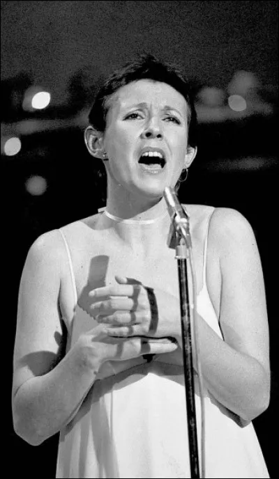 Julie Covington a chanté ''Don't Cry for Me Argentina'' pour la comédie musicale ''Evita''. Qui jouera ce rôle dans le film d'Alan Parker en 1996 ?