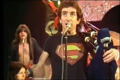 ''It's a Long Way to the Top (If You Wanna Rock 'n' Roll)'' est un titre d'AC/DC dans lequel on entend la cornemuse. Quel est le nom du chanteur du groupe qui jouait de cet instrument ?