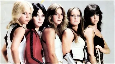 The Runaways sort ''Cherry Bomb''. Quelle chanteuse faisant partie de ce groupe connaîtra le succès avec ''I Love Rock'n'Roll'' en 1982 ?