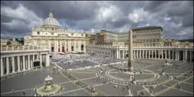 Quel État est enclavé dans la ville ?