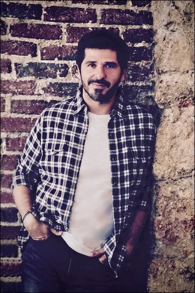 Il joue le rôle de Phbus dans la comédie musicale " Notre-Dame" de Paris. En quelle année est-elle sortie ?