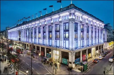 En quelle année le magasin Selfridges a-t-il ouvert au public ?