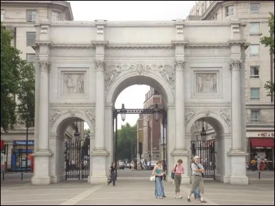 Dans le coin de quel parc de Londres se trouve "Marble Arch" ?