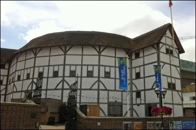 Où se situe le théâtre du Globe à Londres ?