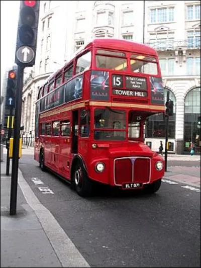 Quel bus incontournable de Londres a été introduit en 1954 ?