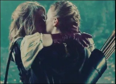 Quand les deux filles s'embrassent-elles pour la première fois ?