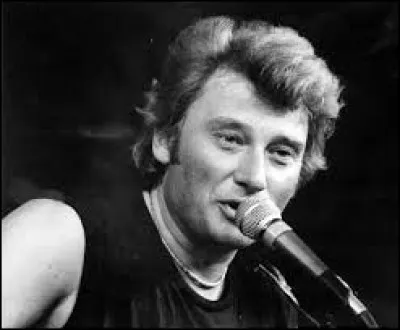 Johnny Hallyday chantait ''Joue pas de rock'n'roll pour moi''. Quel titre ne fait pas partie de ce style de musique ?