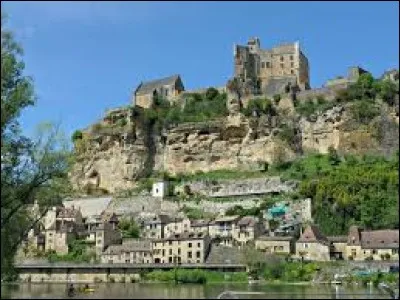 Dans quel département de la région Nouvelle-Aquitaine se situe le village de Beynac-et-Cazenac ?