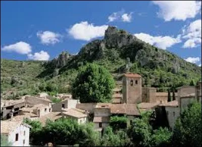 Dans quel département de la région Occitanie se situe le village de Saint-Guilhem-le-Désert ?