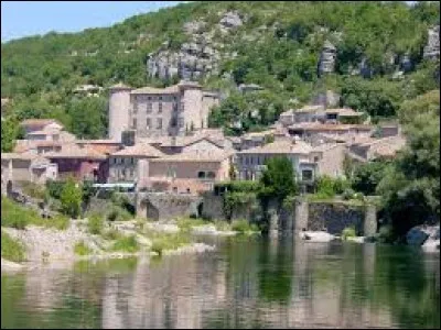 Quel est le nom de ce village situé dans le département de l'Ardèche ?
