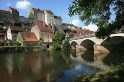 Dans quel département de la région Bourgogne-Franche-Comté se situe le village de Pesmes ?