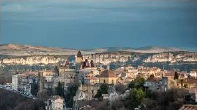 La ville d'Aubenas se trouve dans le département du Cantal.